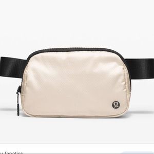 Lululemon everywhere belt bag